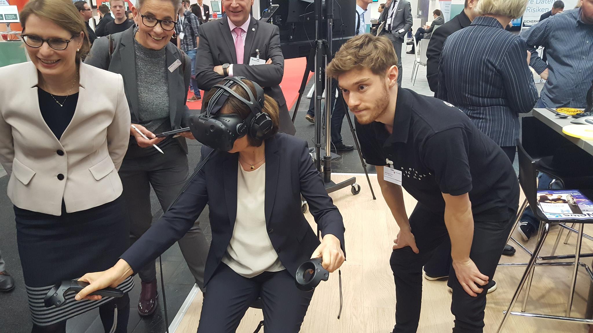 Ministerpräsidentin Malu Dreyer testet die Virtual Reality Experience "Station" gemeinsam mit Bildungsministerin Dr. Stefanie Hubig 